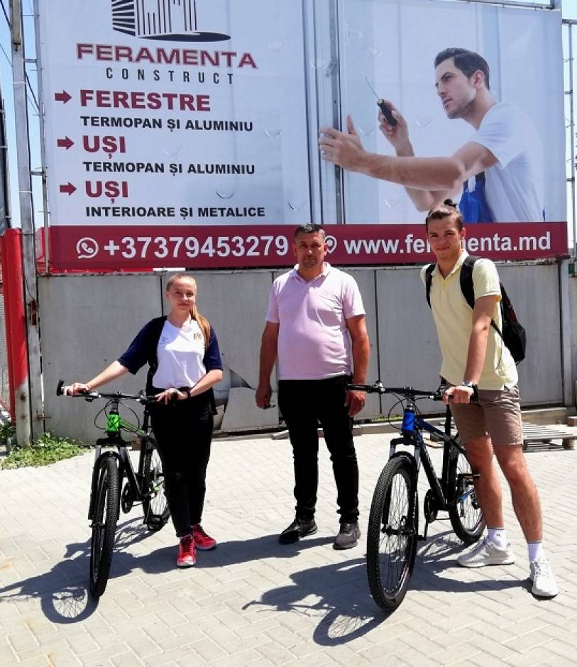 Agentul economic S.C Feramenta SRL, administrator dl Nicolae Costileanu, a oferit două biciclete învingătorilor concursului „Cel mai bun elev” și „Cel mai bun student”.