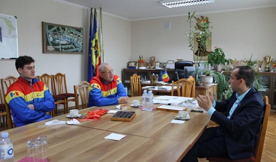 Primarul municipiului Cahul, dl Nicolae Dandiș împreună cu viceprimarul municipiului, dna Stella Bădin au avut o întrevedere cu Campionul Mondial la Haltere - Tudor Bratu și antrenorul său.
