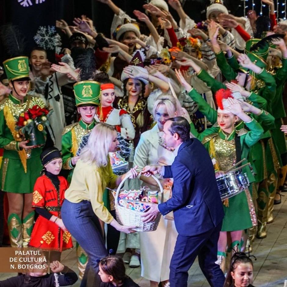 Spectacolul de revelion 'Petrecerea Reginei Furnicii': Primăria Cahul oferă cadouri pentru 600 de copii"