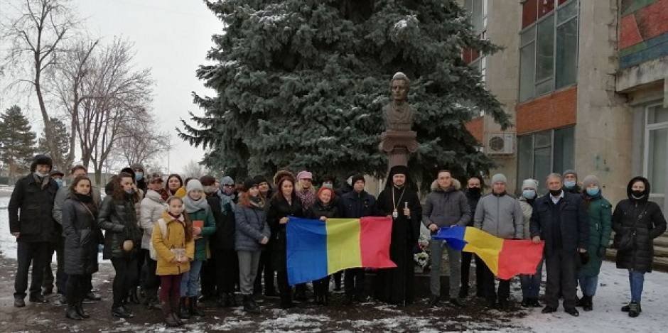 1 decembrie 2020, de Ziua Națională a României au fost depuse flori la bustul lui Mihai Eminescu.