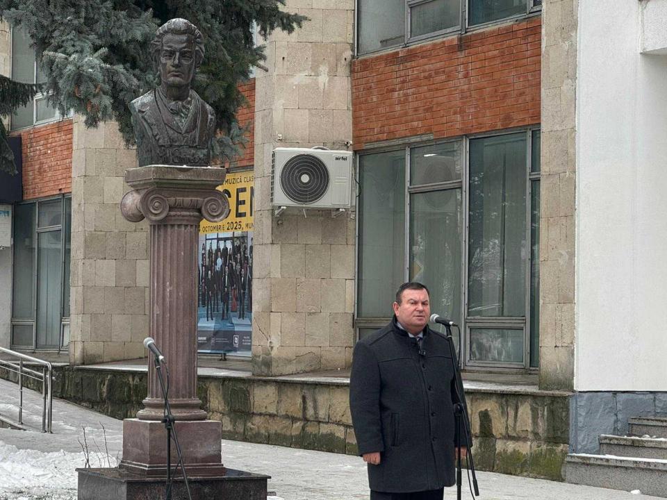 Unitate prin cultură: Oficialități și cetățeni l-au omagiat pe M.Eminescu la Cahul