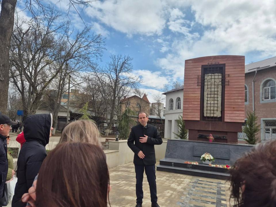 Acțiune de comemorare la monumentul victimelor deportărilor din municipiul Cahul