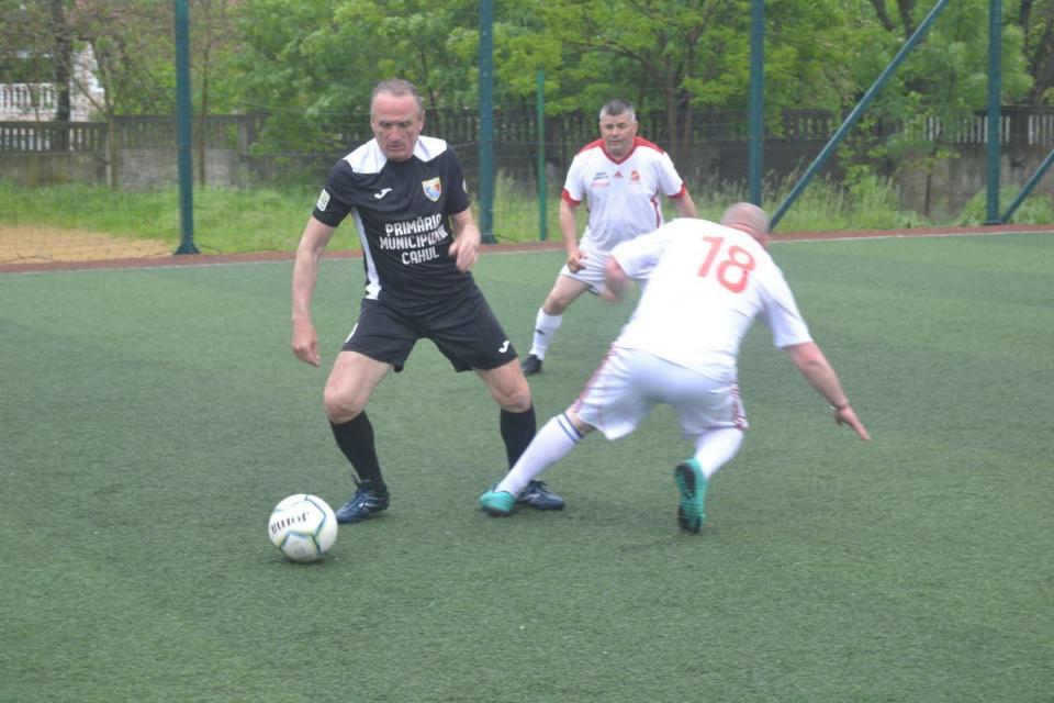Cooperare transfrontalieră prin sport: Meci amical între veteranii fotbalului din municipiul Cahul și orașul Reni