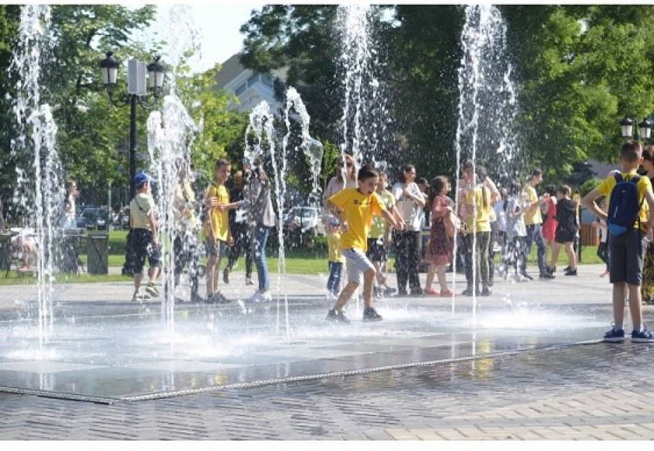 Astăzi, în frumoasa zi de sărbatoare dedicată tuturor copiilor, Parcul Central ,,Grigore Vieru” din municipiul Cahul, poartă denumirea de ,,Orășelul Copilăriei”.