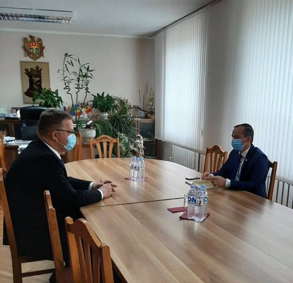 Astăzi, 30 septembrie, a.c. Primarul municipiului Cahul, Dl Nicolae Dandiș, a avut o întrevedere cu Excelența Sa, Ambasadorul Poloniei în Republica Moldova, Dl Bartlomiej Zdaniuk