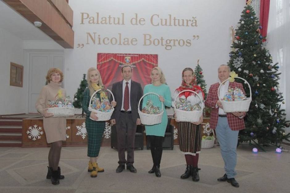 Primarul municipiului Cahul – dl Nicolae Dandiș a oferit conducătorilor artistici, micilor dansatori și lucrătorilor Palatului de Cultură „N. Botgros” tradiționalele cadouri în ajunul sfintelor sărbători.