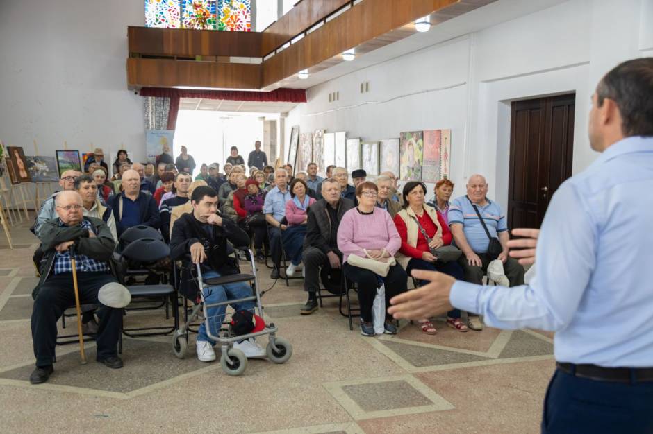  Primarul Nicolae Dandiș oferă ajutor persoanelor cu dizabilități în Joia Mare