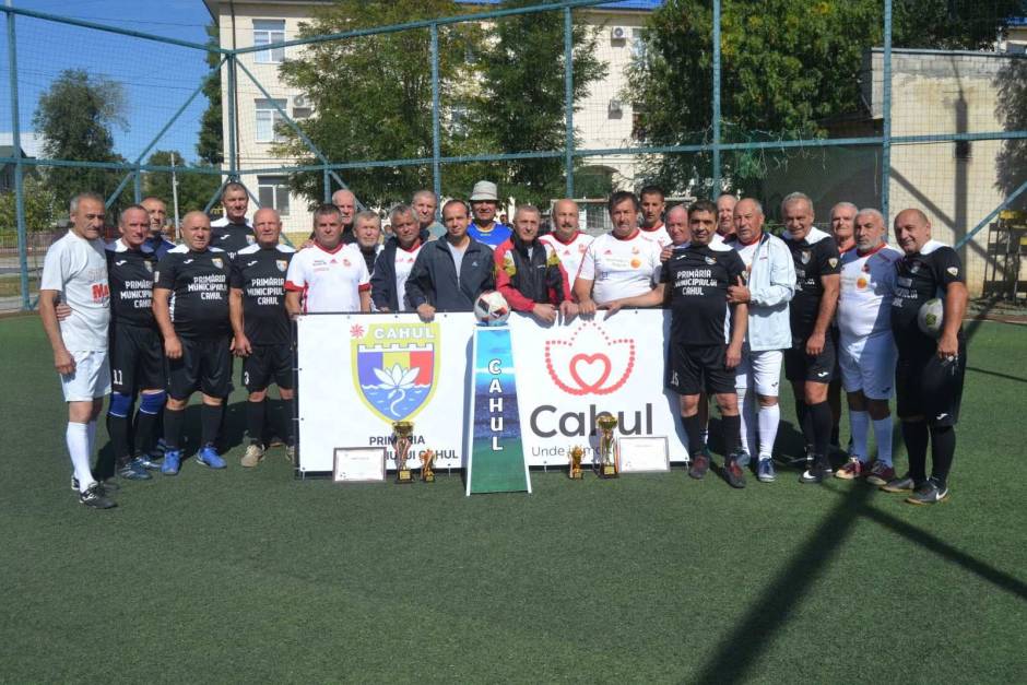 Fotbal fără vârstă: Cahul și Reni au sărbătorit prietenia printr-un meci amical