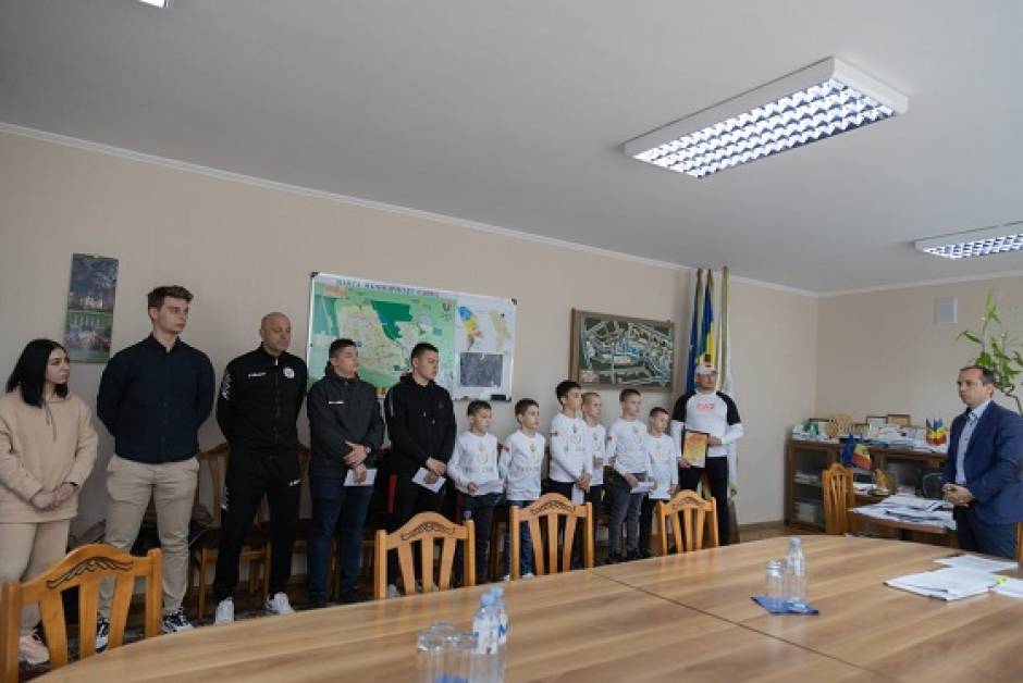 La data de 18 aprilie a.c., Primarul municipiului Cahul, dl Nicolae Dandiş, a felicitat sportivii din municipiul Cahul pentru performanţele înregistrate la competiţiile naţionale şi internaţionale în perioada lunilor februarie-martie 2022.