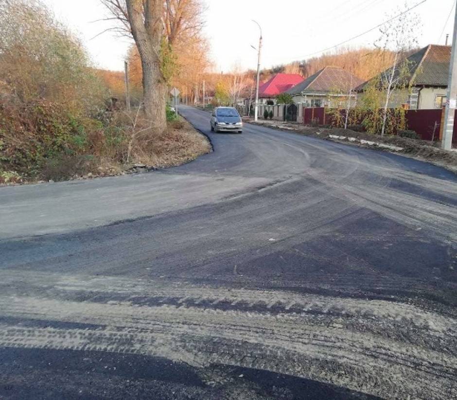 La solicitarea Primăriei municipiului Cahul, o porțiune de cca 250 m de drum raional, cale de acces spre satul Cotihana, a fost reparat din sursele Consiliului raional Cahul.