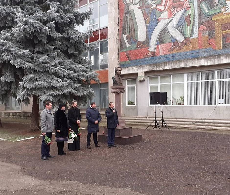 Ziua Națională a Culturii a început la Cahul cu depuneri de flori la bustul poetului Mihai Eminescu