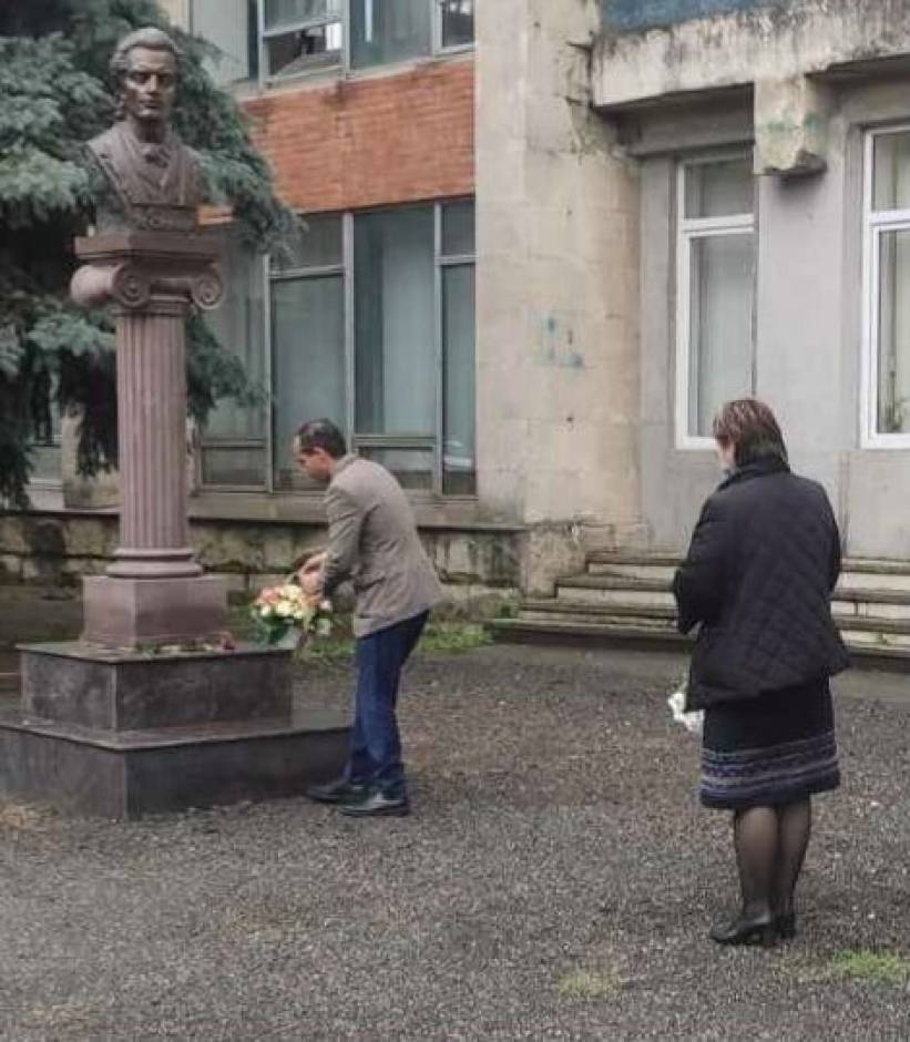 La 132 de ani de la trecerea în nemurire a Geniului literaturii clasice – Mihai Eminescu, a avut loc depunere de flori la bustul poetului.