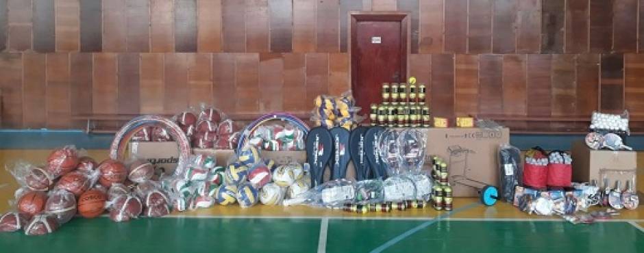 Școala Sportivă nr.1 primește un nou lot de inventar sportiv, inclusiv echipamente pentru tenis de câmp