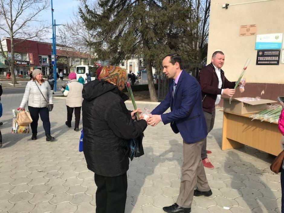 8 martie, Primarul municipiului Cahul, Dl N. Dandiș, a oferit flori și dulciuri la sute de domnișoare și doamne din localitatea noastră