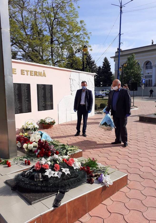 Primarul municipiului Cahul, Dl Nicolae Dandiș, împreună cu aparatul primăriei și unii consilieri municipali au depus flori la Memorialul „Focul Veșnic”